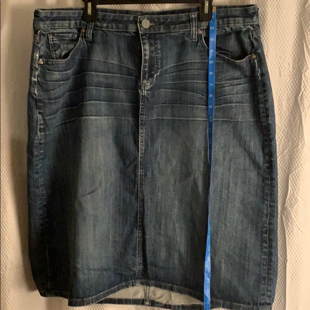 Adorable midi jean skirt